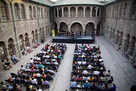 Concierto en el patio de la biblioteca del campus oriente UC